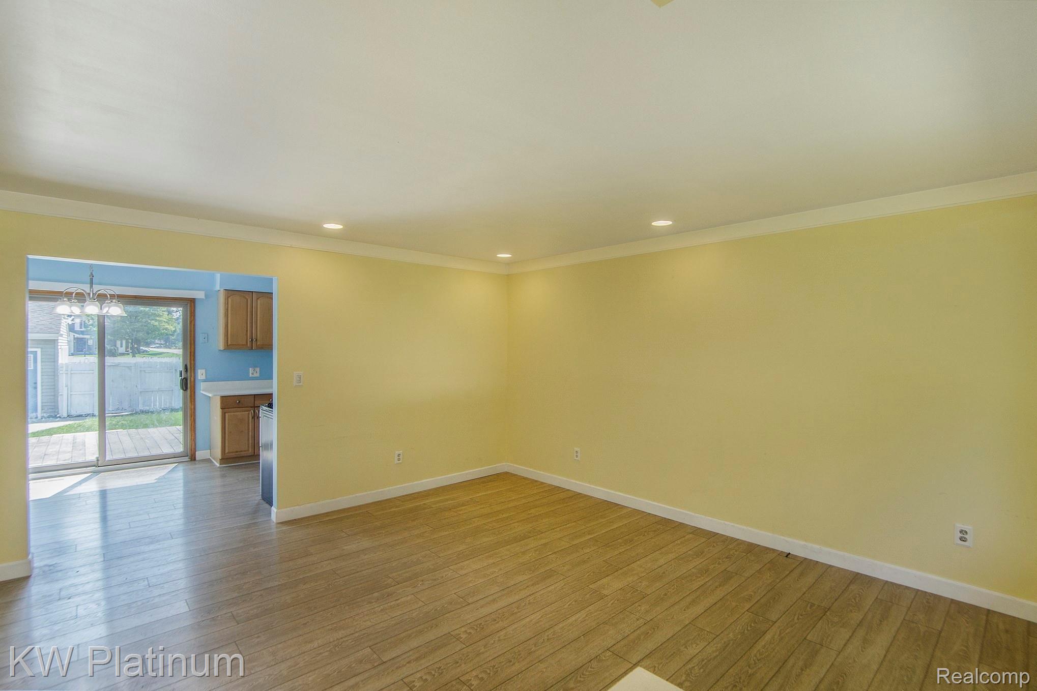 2475 Emmons Avenue Rochester, MI 48307 - Photo 2 of 26 BPG_5421.jpg