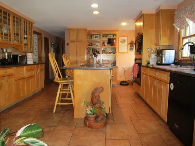 $370,000 | 146 East Main Street, Paris, ME 04281