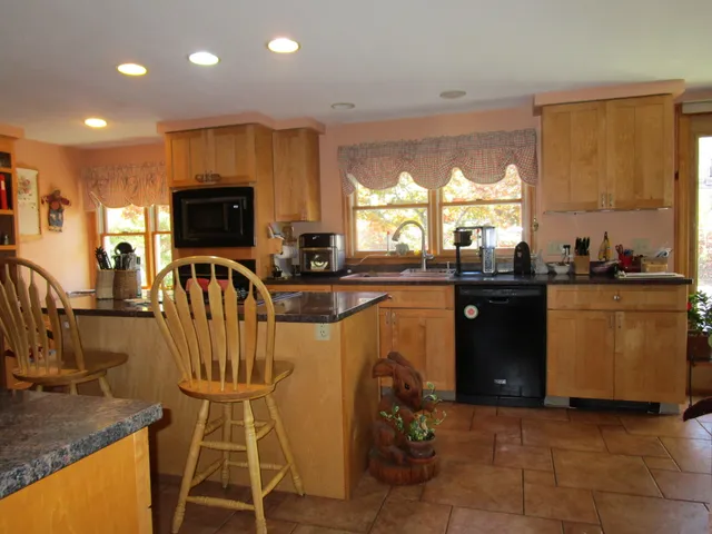 $370,000 | 146 East Main Street, Paris, ME 04281