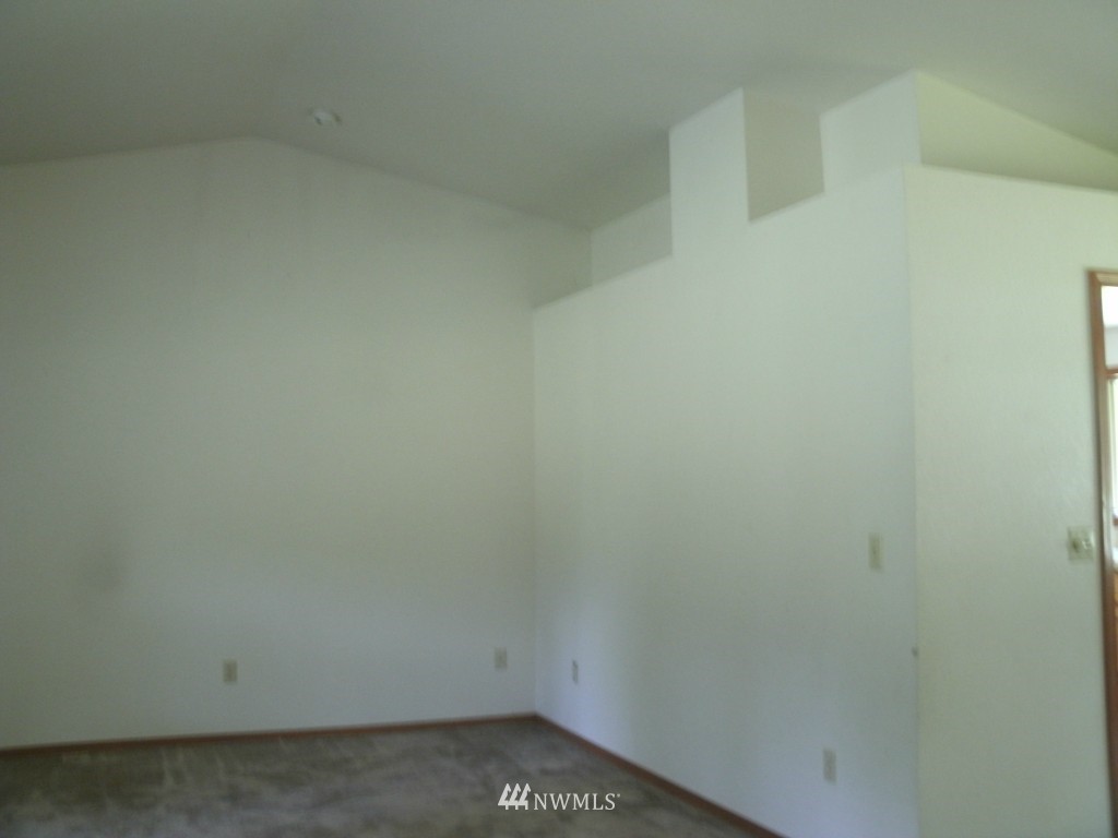 5528 133rd Avenue Southwest Rochester, WA 98579 - Photo 4 of 7 a small space with a window
