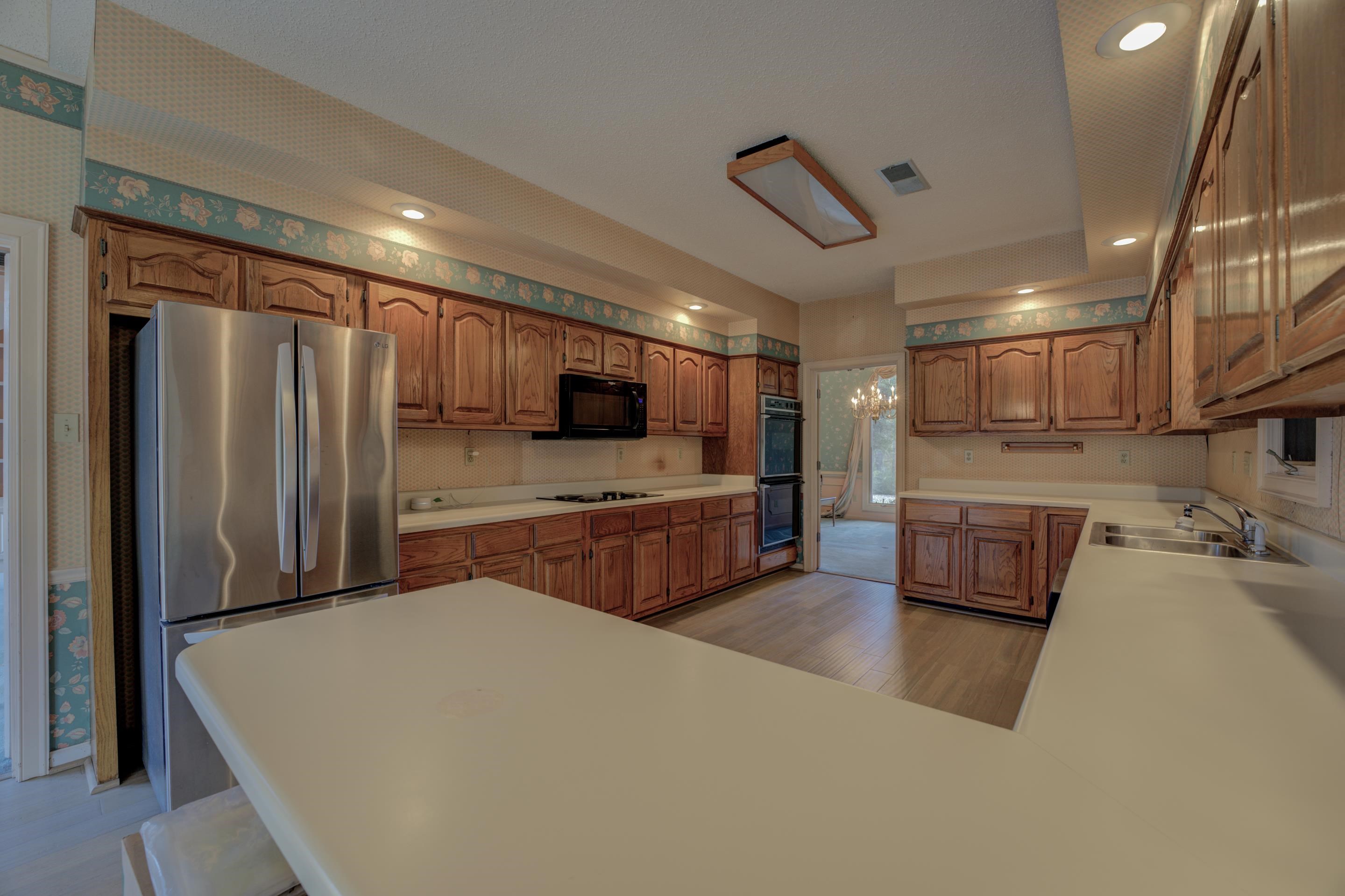 5121 Locust Bend Road Memphis, TN 38125 - Photo 9 of 38 With a breakfast area and bar, this eat-in kitchen provides the perfect spots for quick snacks, on the go-dinners and sit-down meals.