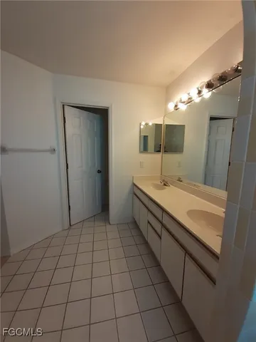 a view of livingroom with furniture