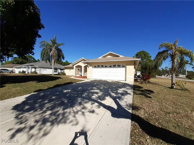 a view of a house with a yard