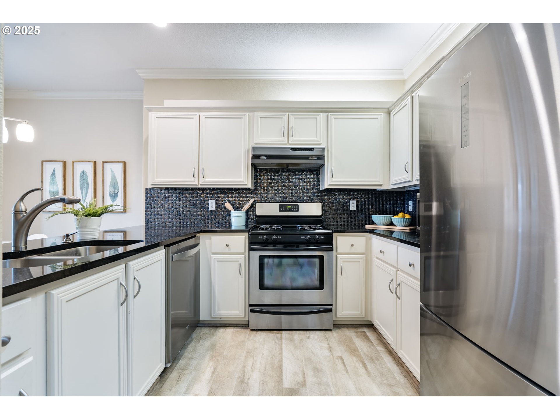 618 Southwest Nevada Street, Unit F Portland, OR 97219 - Photo 4 of 40 Gallery Image 4