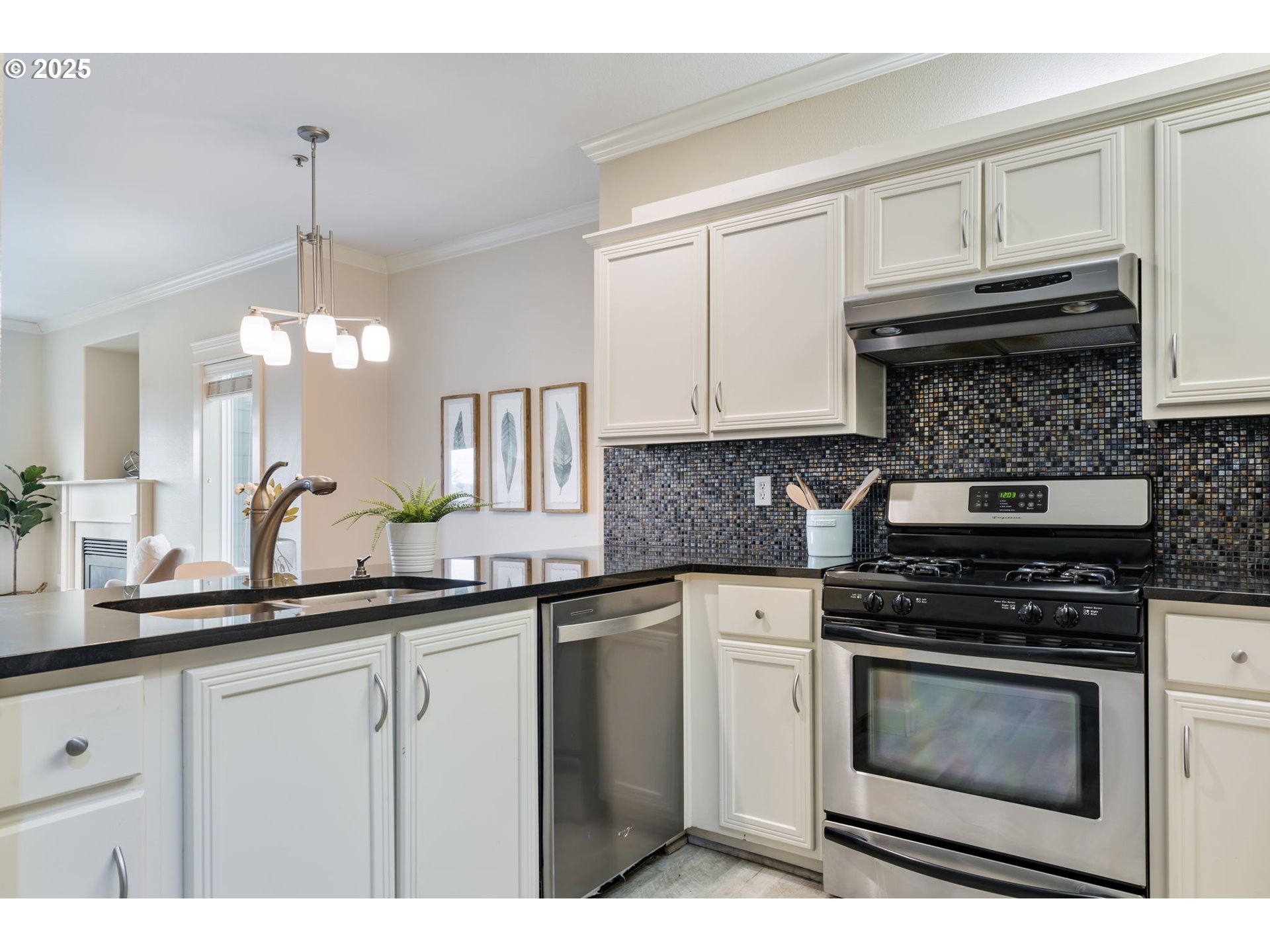 618 Southwest Nevada Street, Unit F Portland, OR 97219 - Photo 5 of 40 Gallery Image 5