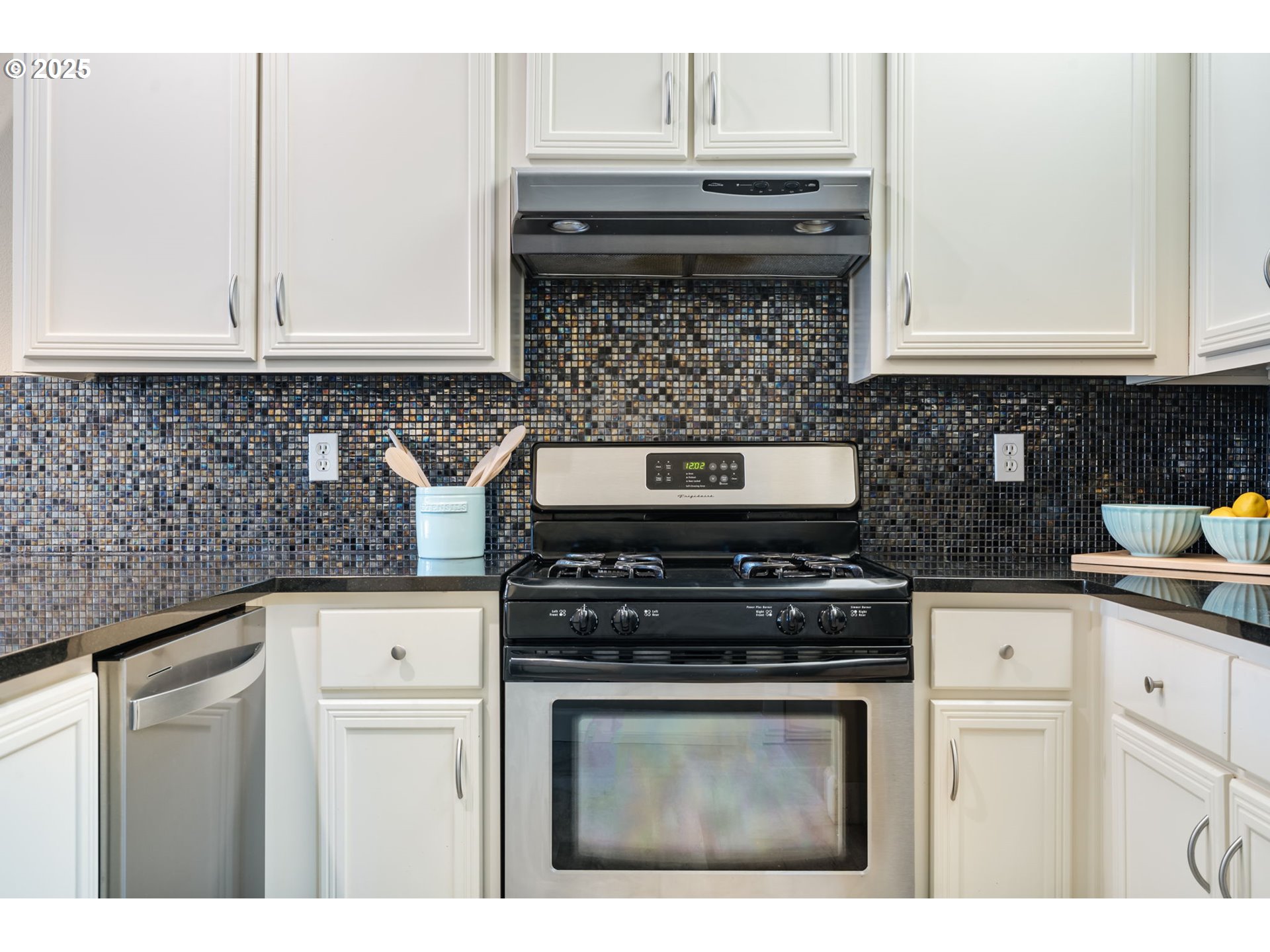 618 Southwest Nevada Street, Unit F Portland, OR 97219 - Photo 6 of 40 Gallery Image 6