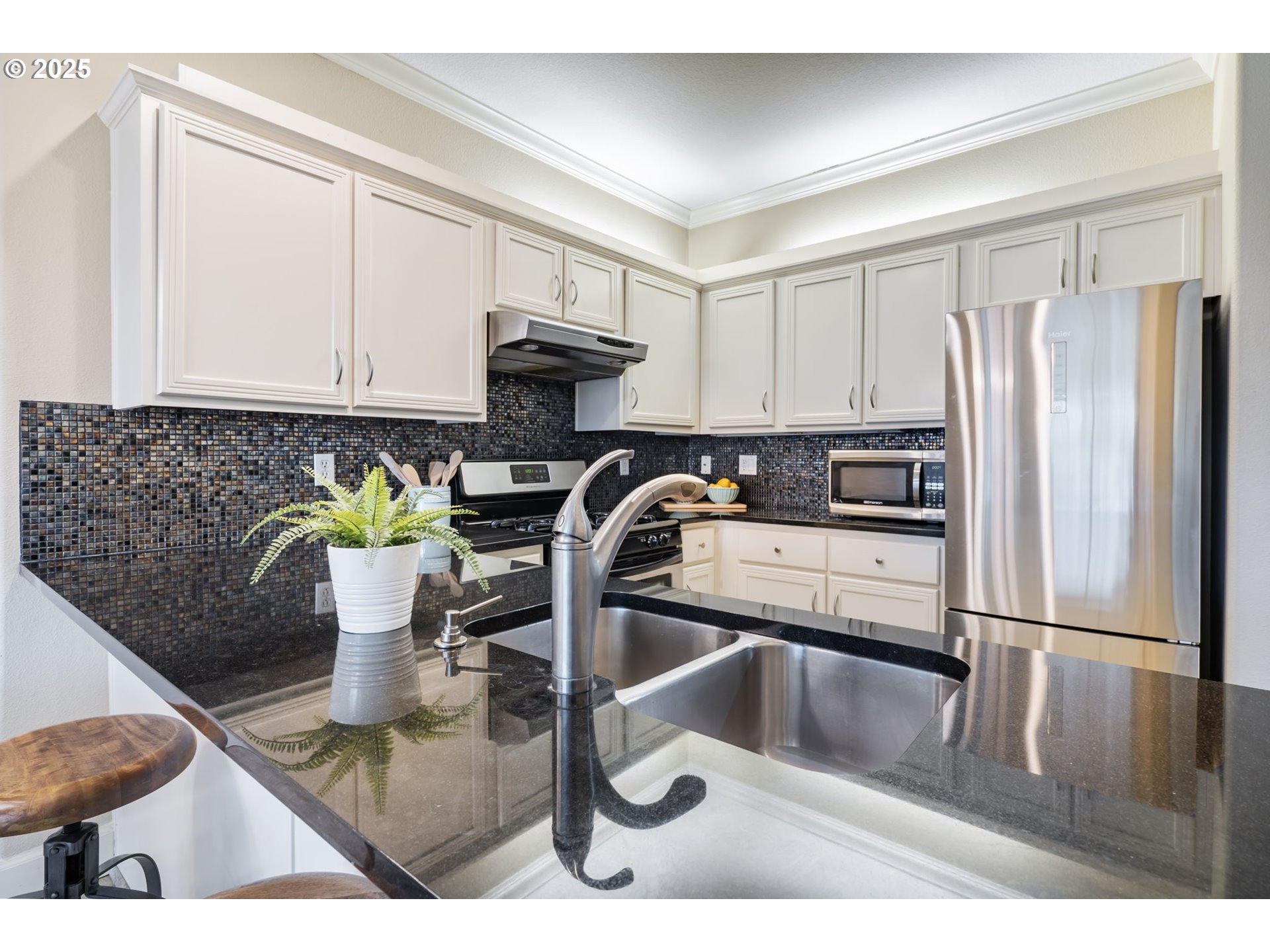 618 Southwest Nevada Street, Unit F Portland, OR 97219 - Photo 7 of 40 Gallery Image 7