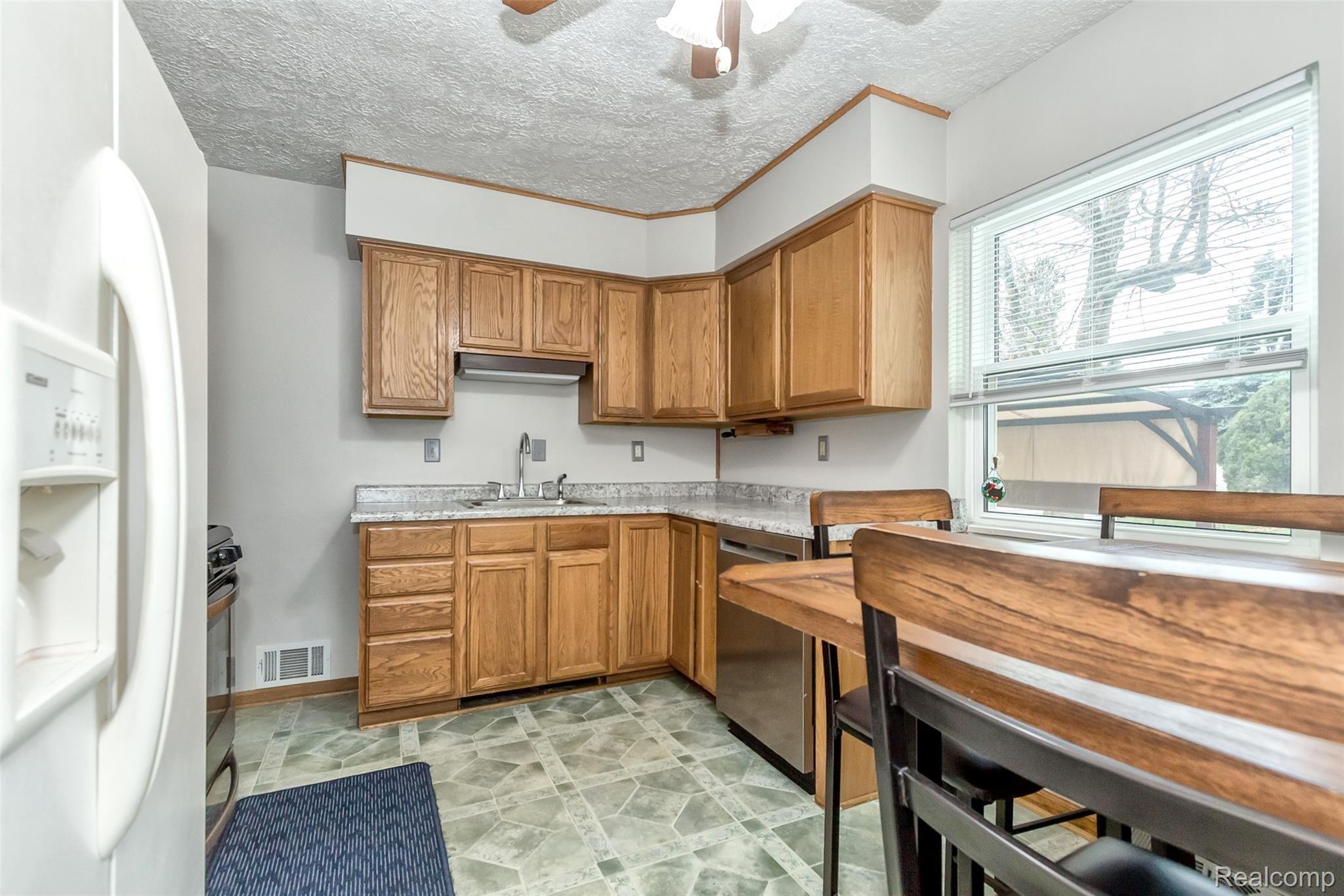 9908 Ruth Avenue Allen Park, MI 48101 - Photo 14 of 31 10.jpg