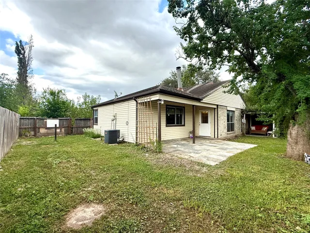 a view of a house with a backyard
