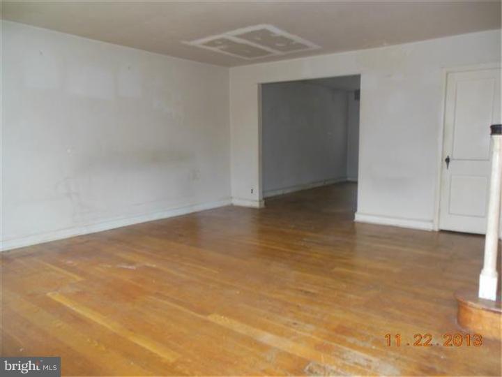 5048 Copley Road Philadelphia, PA 19144 - Photo 3 of 10 Living Room