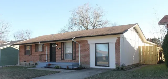 a view of a house with a dry yard