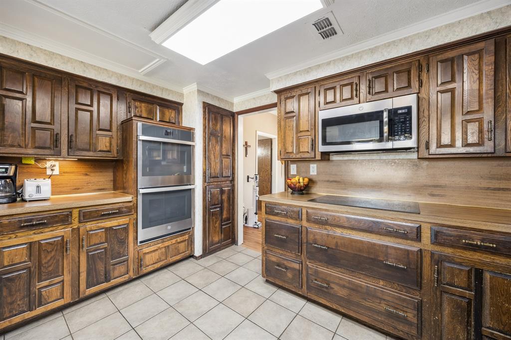 1439 Davis Lane Terrell, TX 75160 - Photo 14 of 33 a kitchen with stainless steel appliances and cabinets