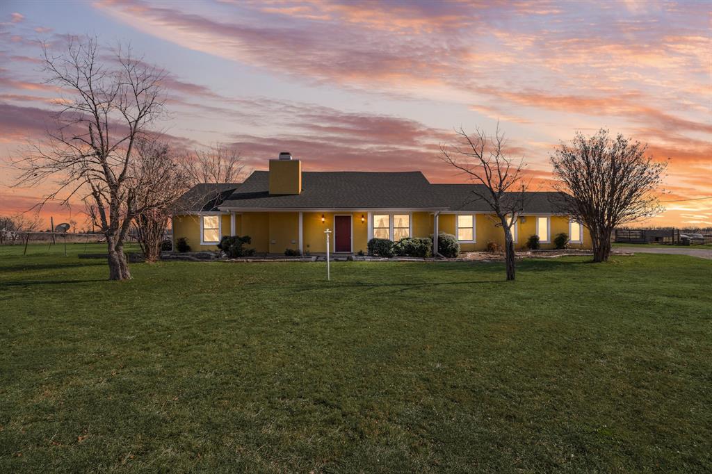 1439 Davis Lane Terrell, TX 75160 - Photo 6 of 33 a front view of a house with a garden