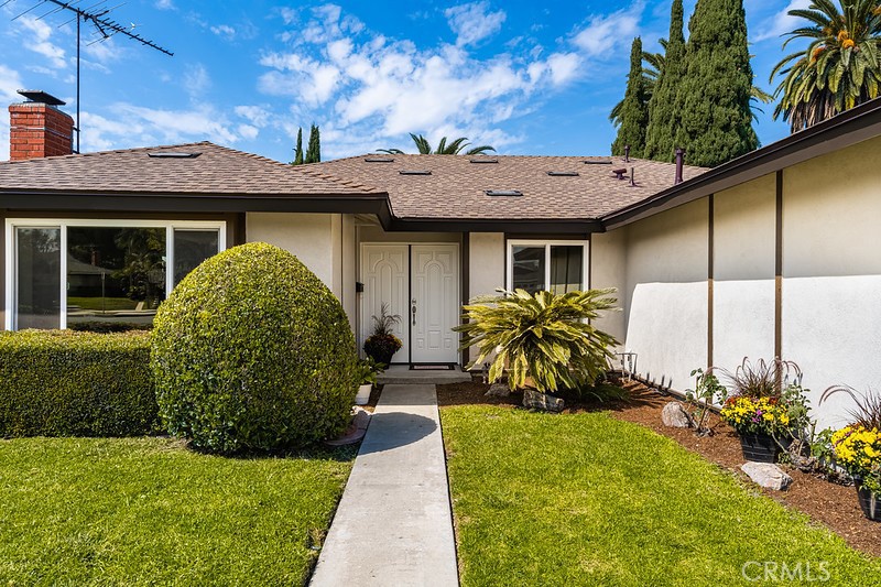 14331 Fernbrook Drive Tustin, CA 92780 - Photo 4 of 35 a view of a house with garden