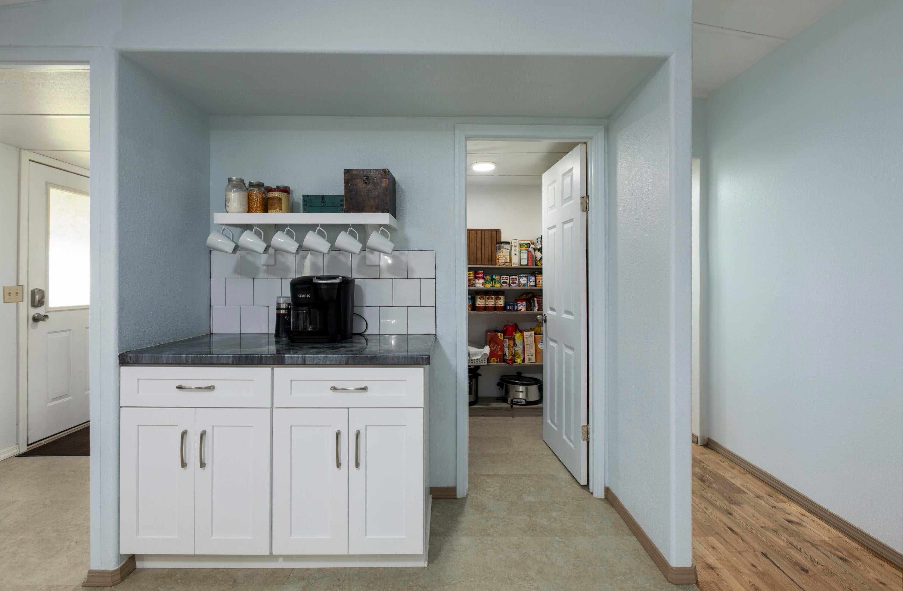 5225 Dodge Road White City, OR 97503 - Photo 15 of 49 Coffee bar
