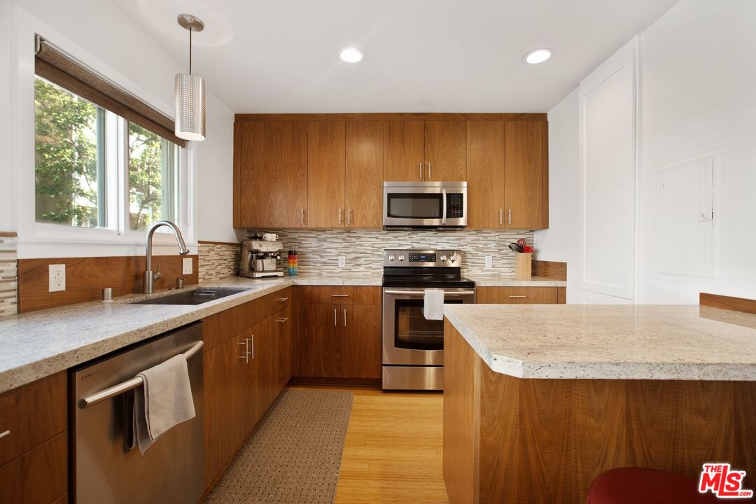 8025 Redlands Street, Unit 29 Playa del Rey, CA 90293 - Photo 6 of 33 Gallery Image 6