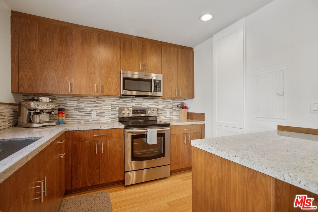 8025 Redlands Street, Unit 29 Playa del Rey, CA 90293 - Photo 7 of 33 Gallery Image 7