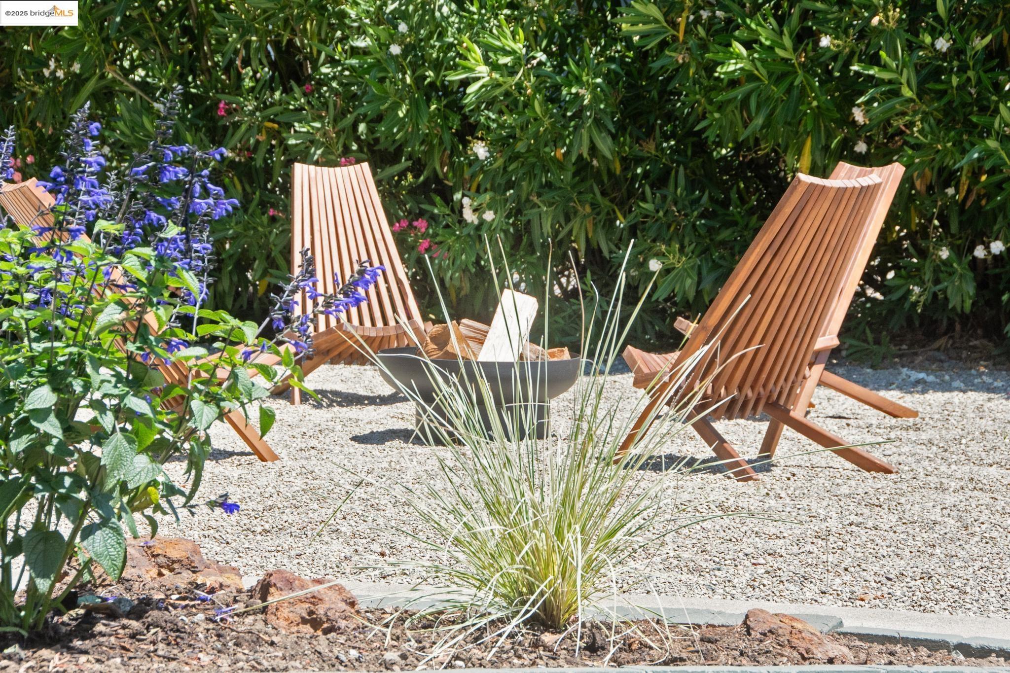 9 Yarmouth Court Oakland, CA 94619 - Photo 3 of 54 View of yard