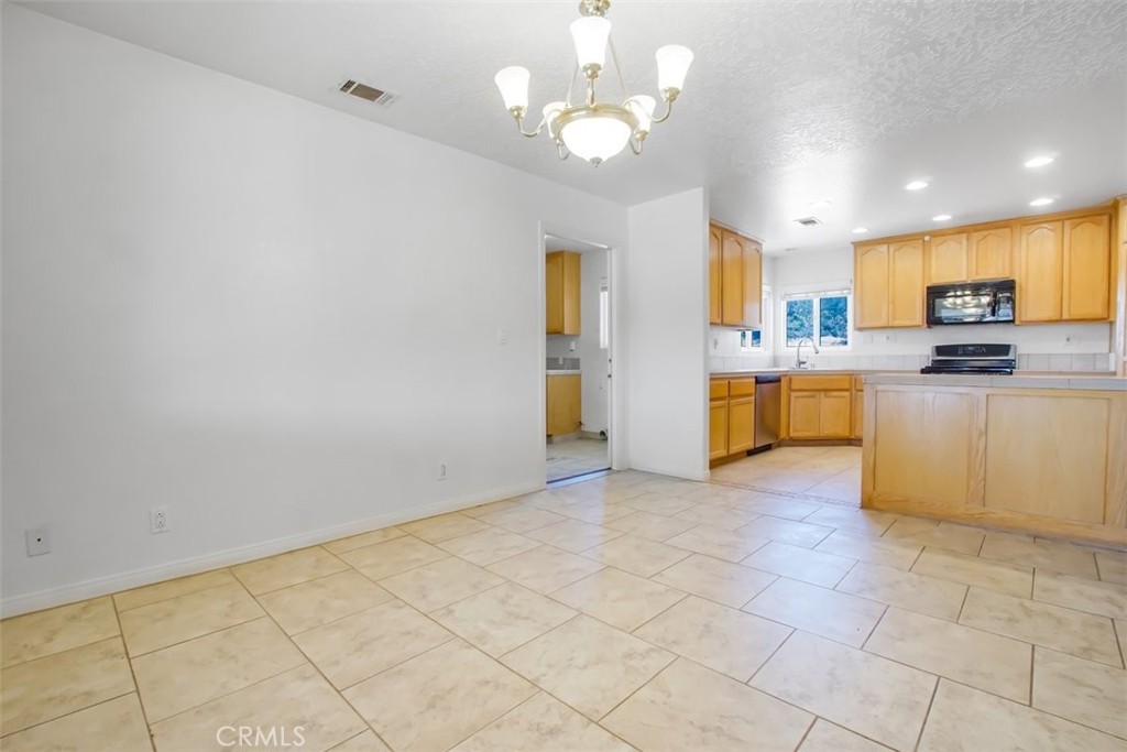 11221 Omelveny Road Oak Hills, CA 92344 - Photo 11 of 40