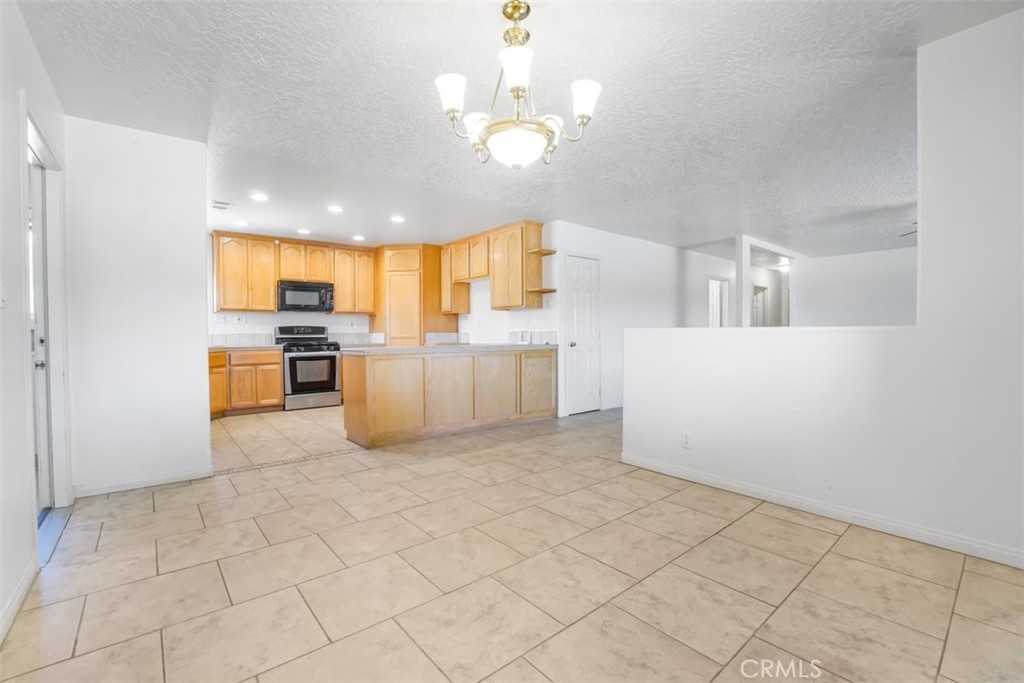 11221 Omelveny Road Oak Hills, CA 92344 - Photo 12 of 40