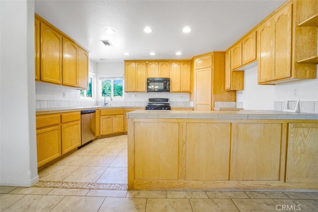11221 Omelveny Road Oak Hills, CA 92344 - Photo 13 of 40 Kitchen