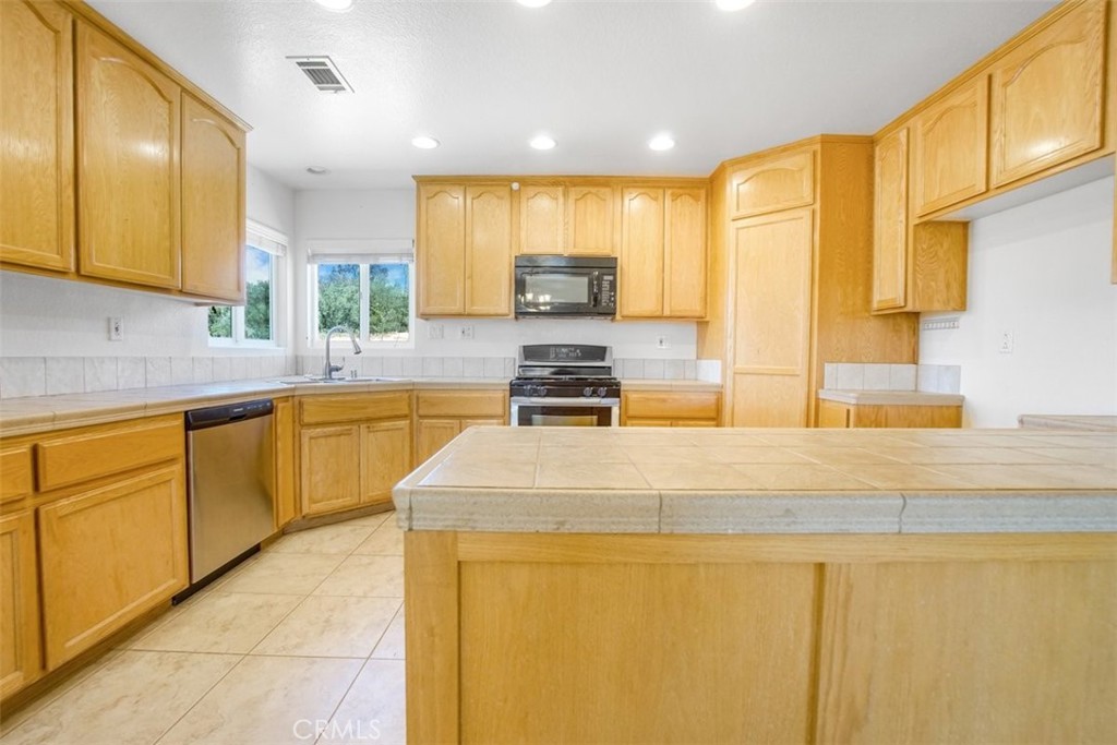 11221 Omelveny Road Oak Hills, CA 92344 - Photo 14 of 40