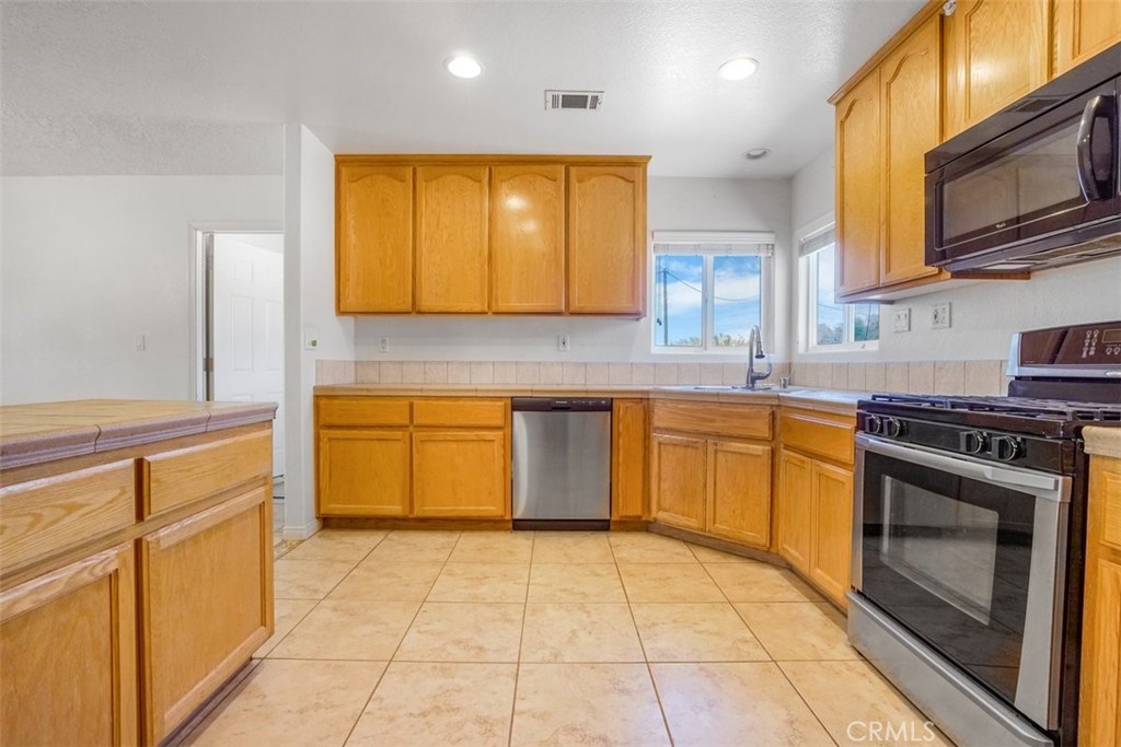 11221 Omelveny Road Oak Hills, CA 92344 - Photo 15 of 40