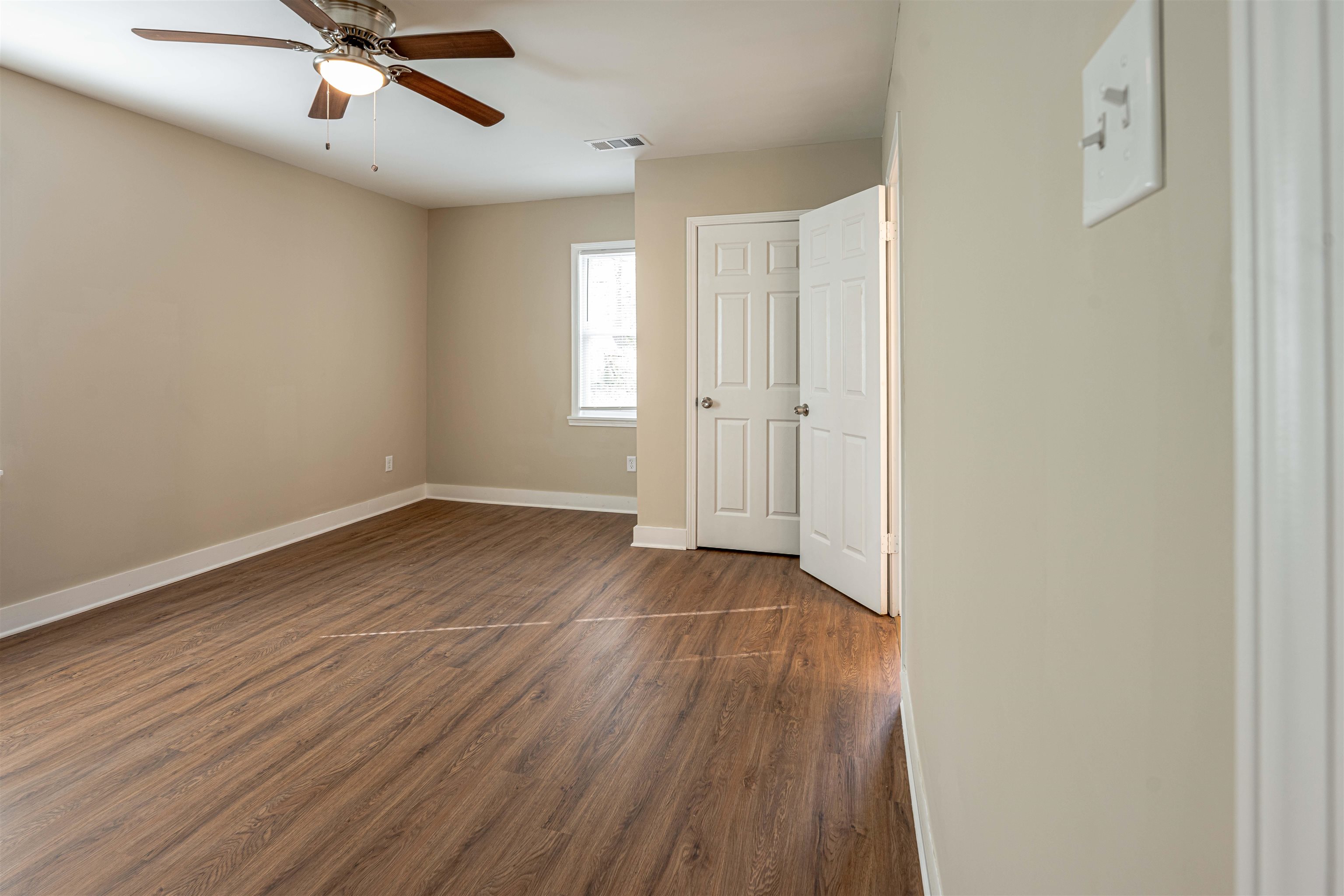 721 South Graham Street Memphis, TN 38111 - Photo 14 of 28 wooden floor in an empty room with a window