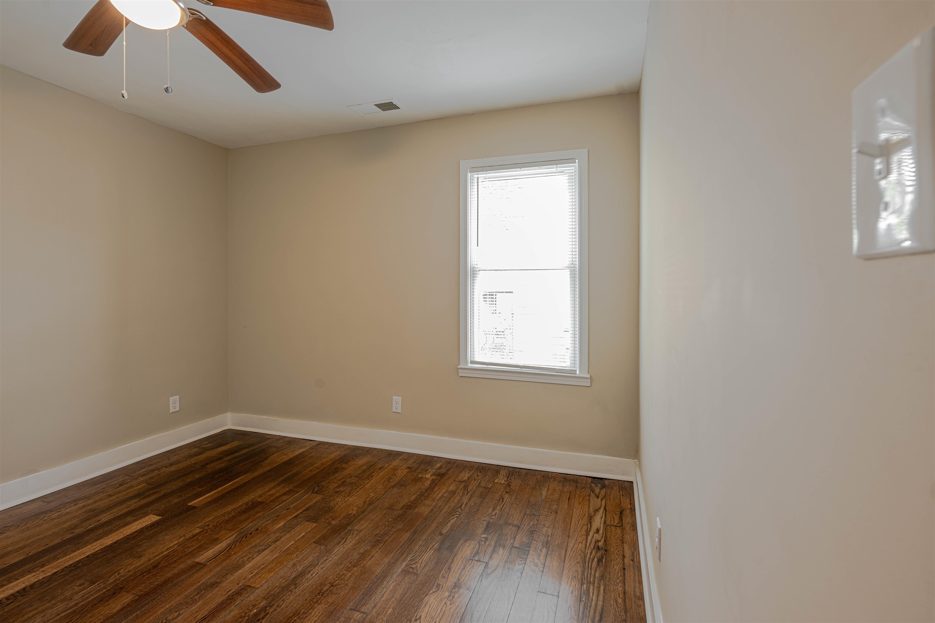 721 South Graham Street Memphis, TN 38111 - Photo 17 of 28 an empty room with wooden floor and windows
