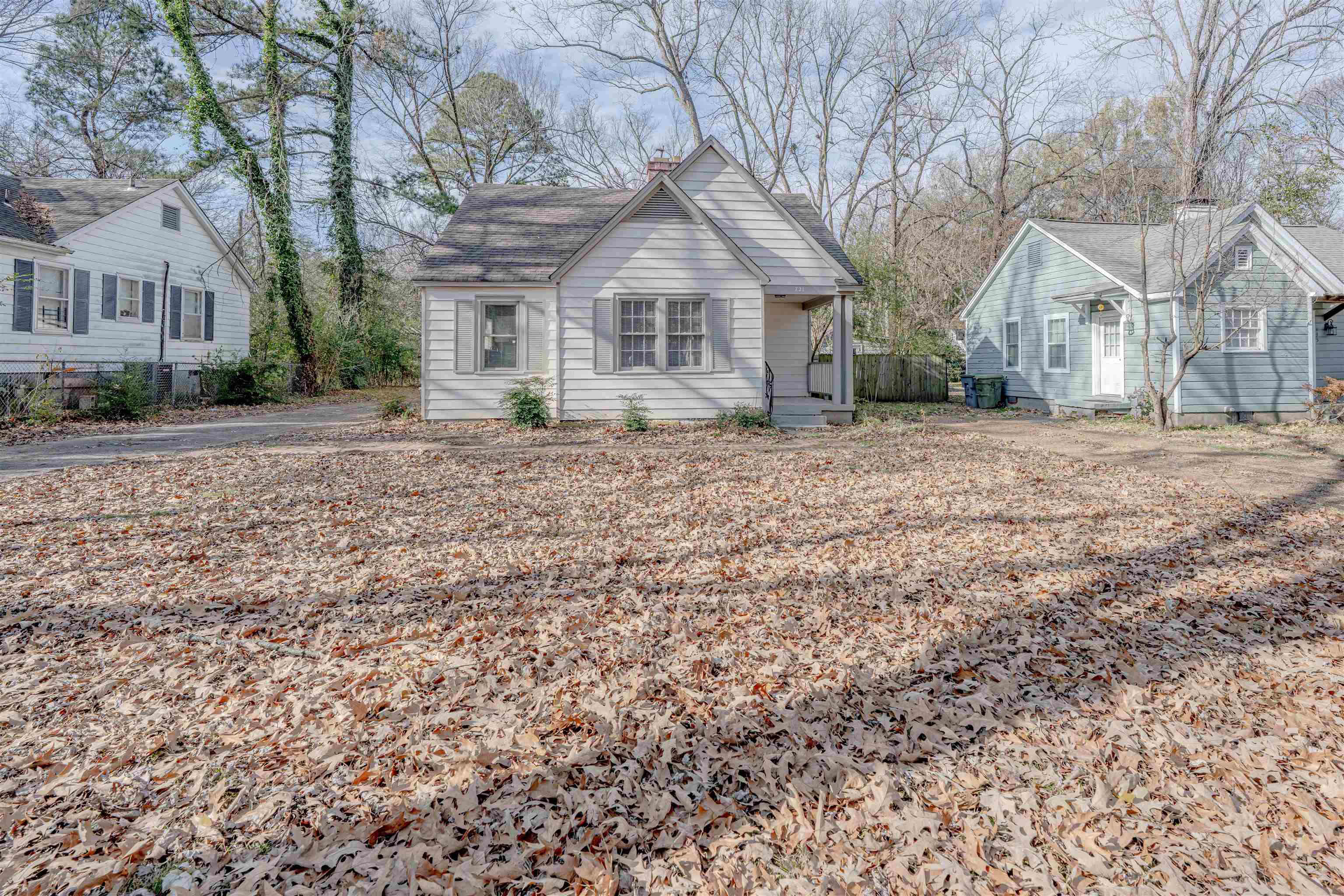 721 South Graham Street Memphis, TN 38111 - Photo 2 of 28 a front view of a house with a garden