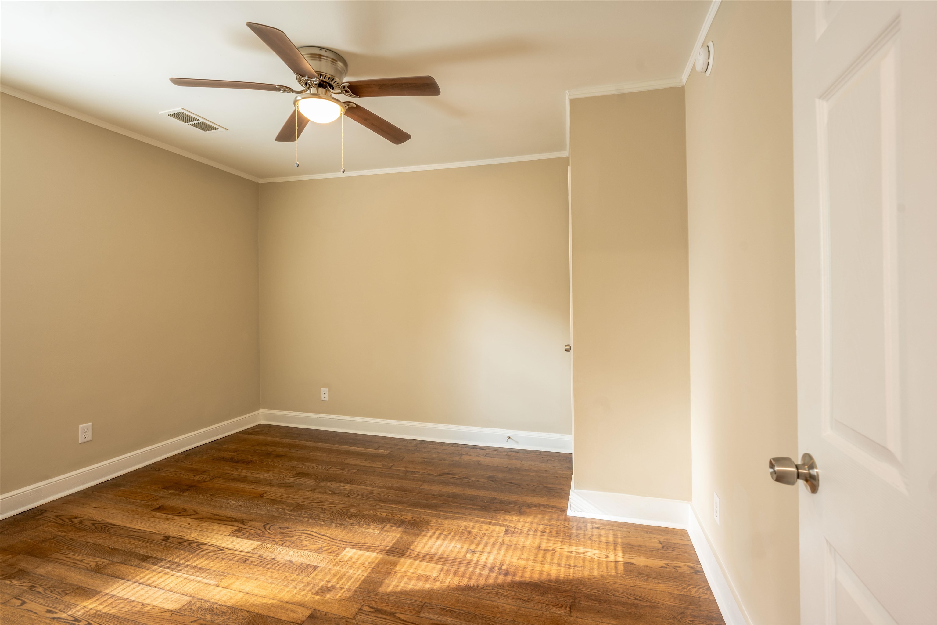 721 South Graham Street Memphis, TN 38111 - Photo 21 of 28 a view of a big room with wooden floor