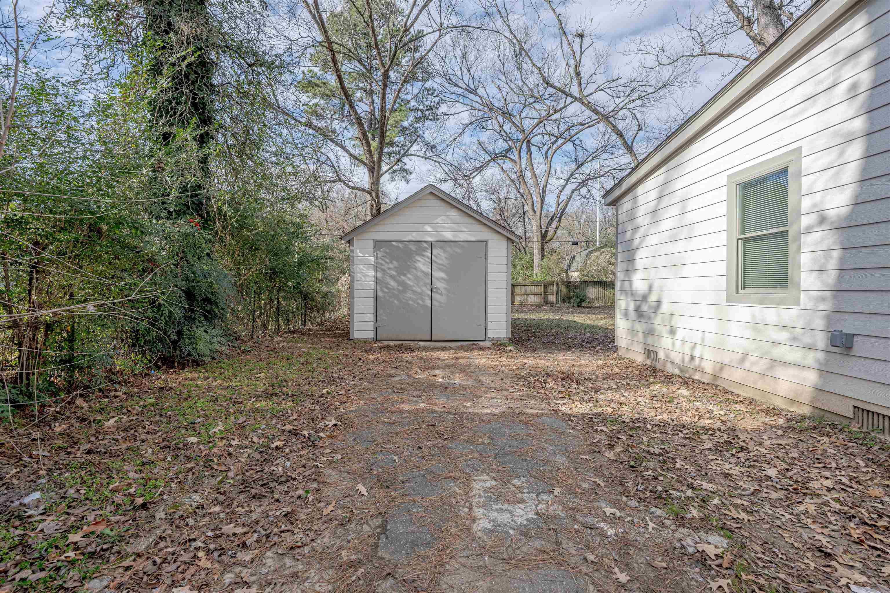 721 South Graham Street Memphis, TN 38111 - Photo 24 of 28 a front view of a house with a yard and garage