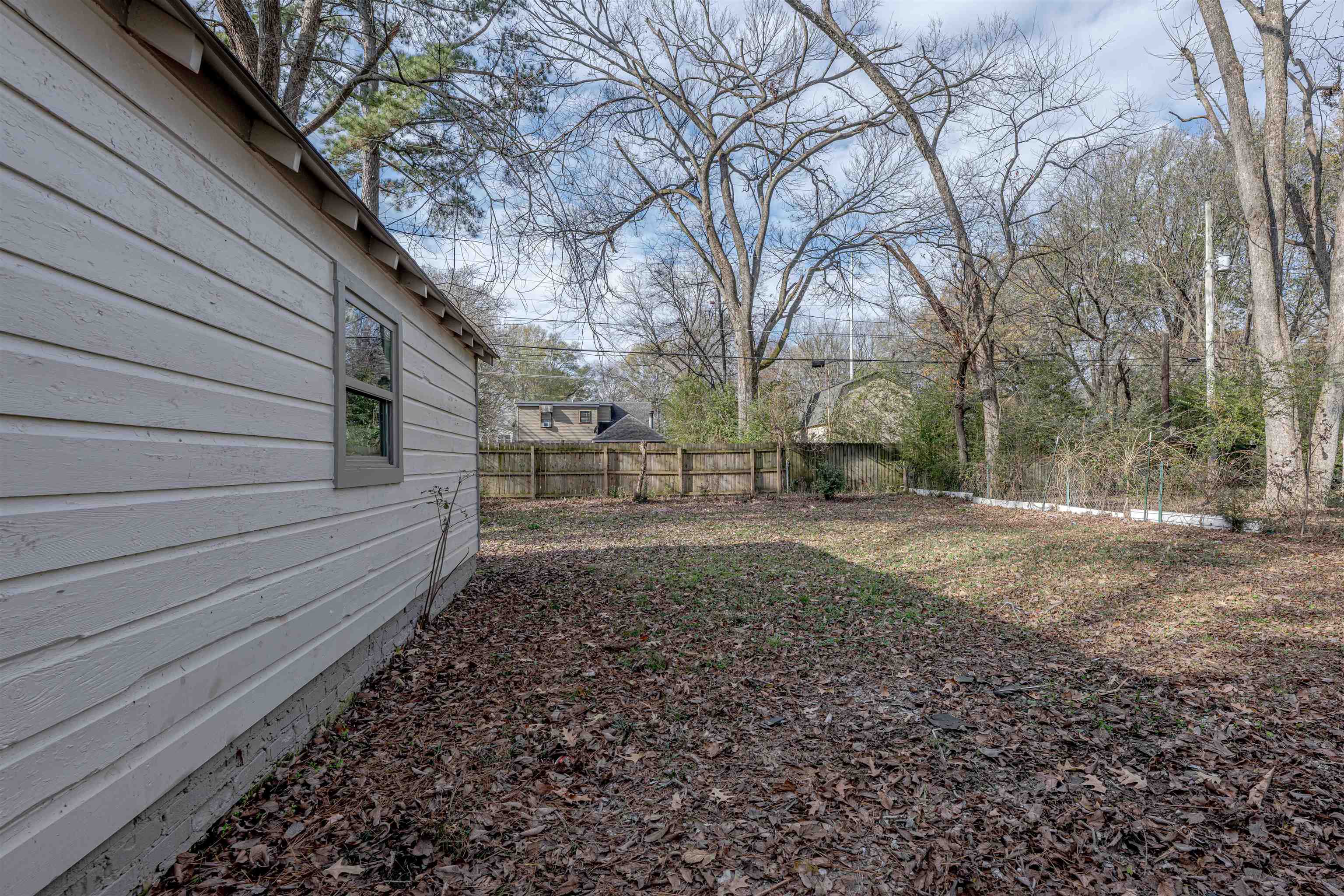 721 South Graham Street Memphis, TN 38111 - Photo 27 of 28 a backyard of a house with lots of green space