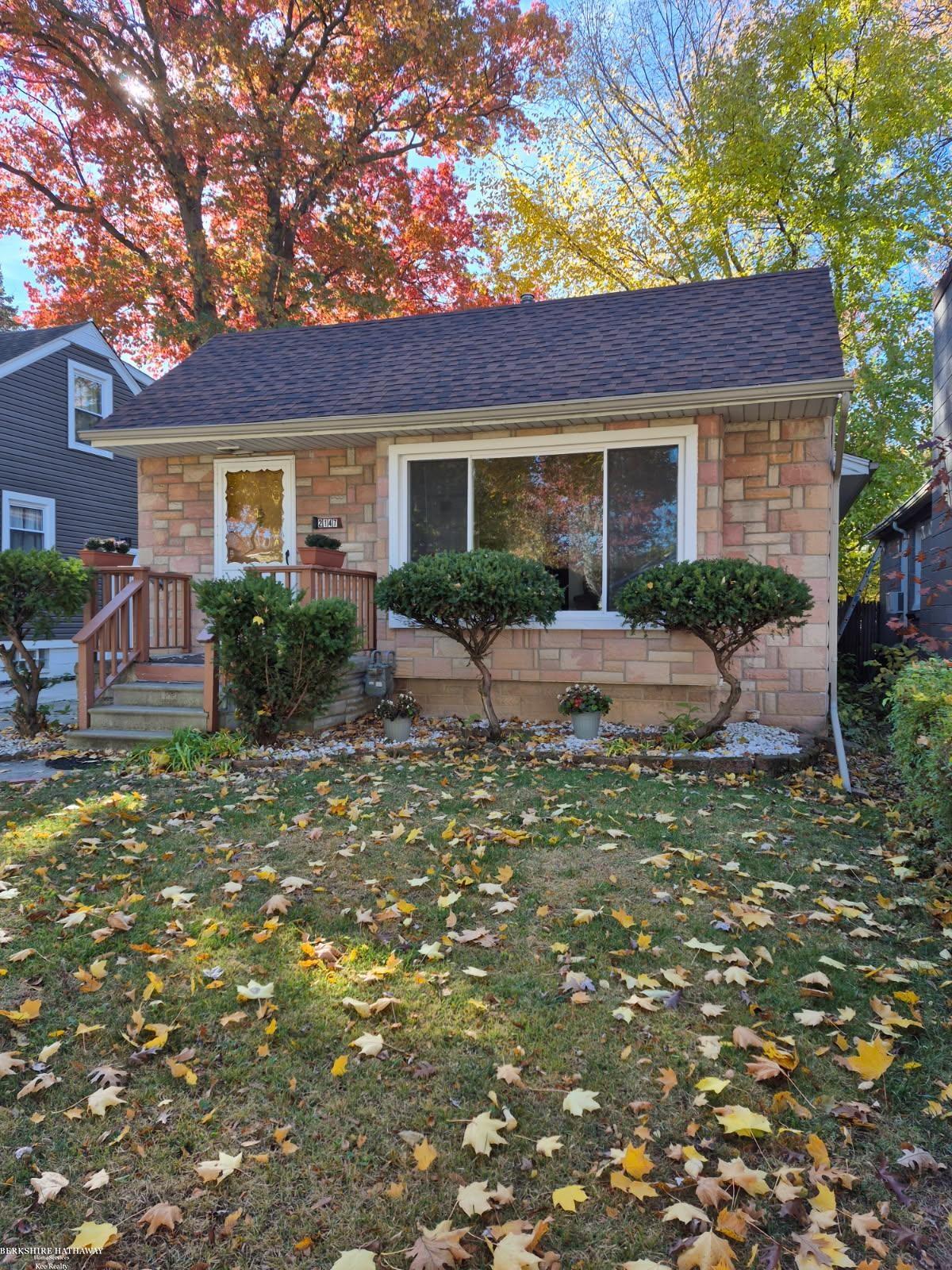 2147 Roslyn Road Grosse Pointe Woods, MI 48236 - Photo 27 of 32
