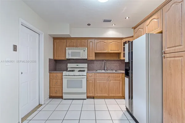 $2,200 | 1028 West 30th Street, Unit 1028, Hialeah, FL 33012