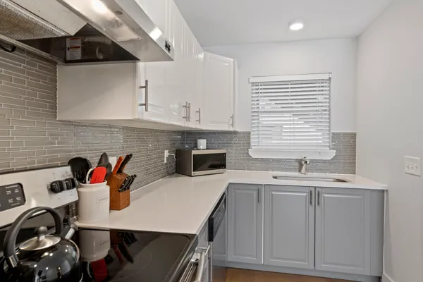 $2,000 | 909 Reinli Street, Unit 116, Austin, TX 78751