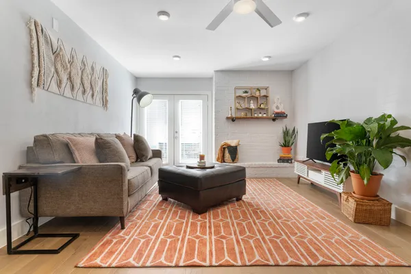 $2,000 | 909 Reinli Street, Unit 116, Austin, TX 78751