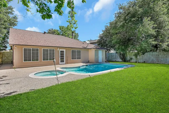 $378,350 | 2910 Norwich Street, Pearland, TX 77584