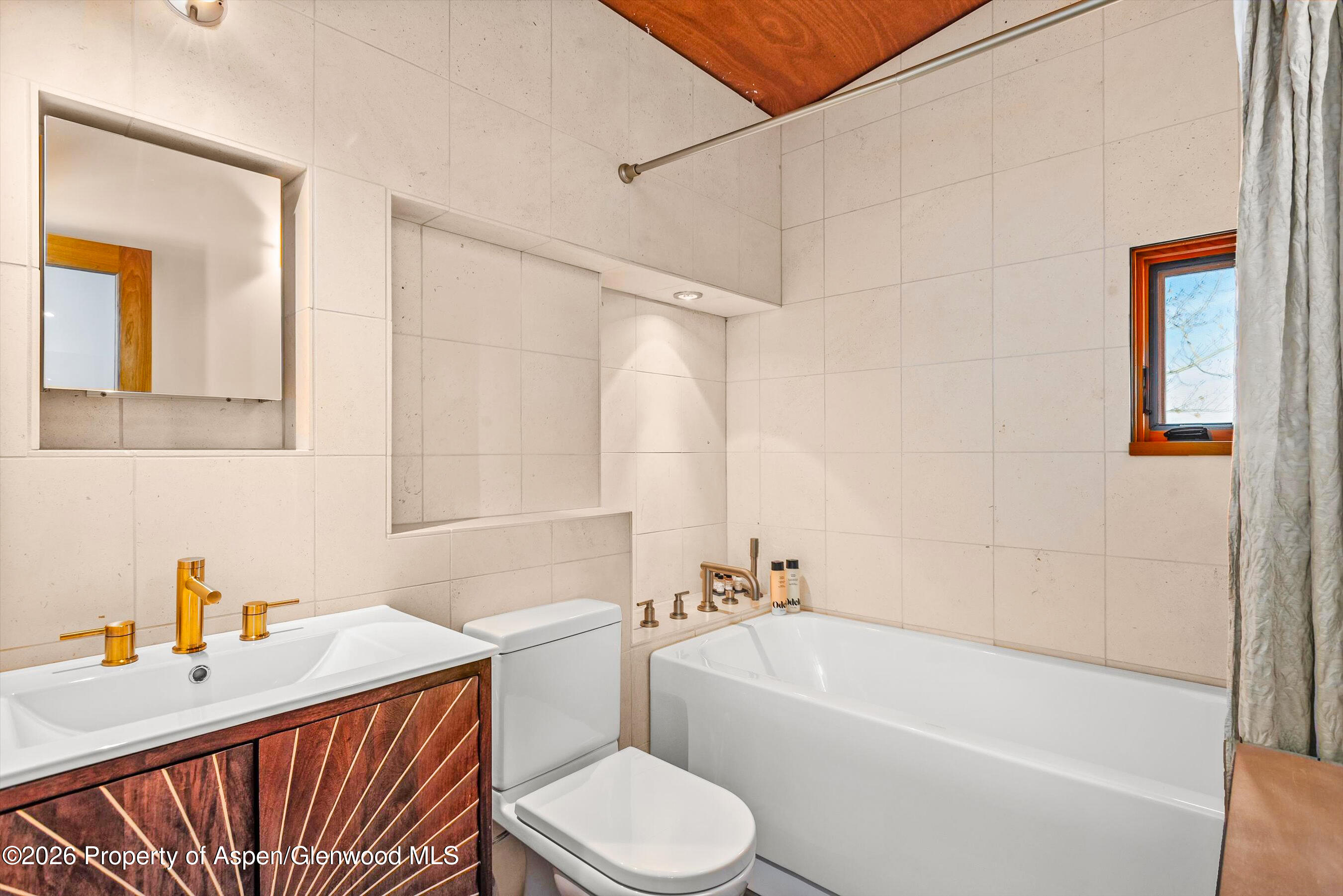 2700 Juniper Hill Road Aspen, CO 81611 - Photo 38 of 39 a bathroom with a sink a toilet and bathtub