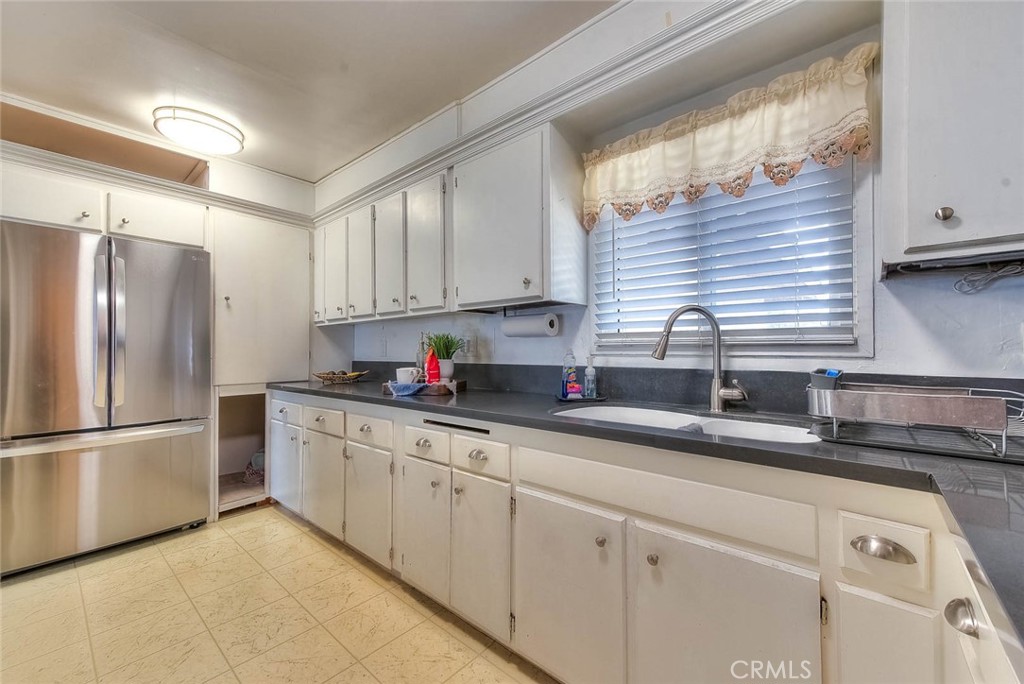 11229 Town & Country Drive Riverside, CA 92505 - Photo 13 of 36 Kitchen 5