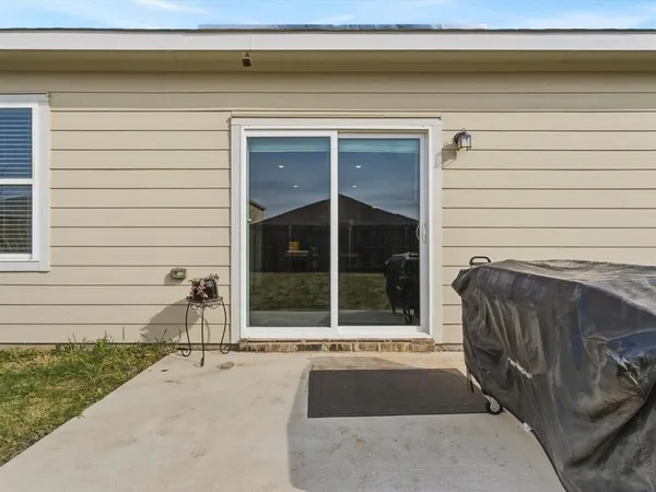 a view of a backyard door of the house
