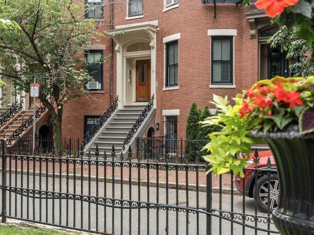 8 Concord Square, Unit 1 Boston, MA 02118 - Photo 11 of 11 a front view of a house