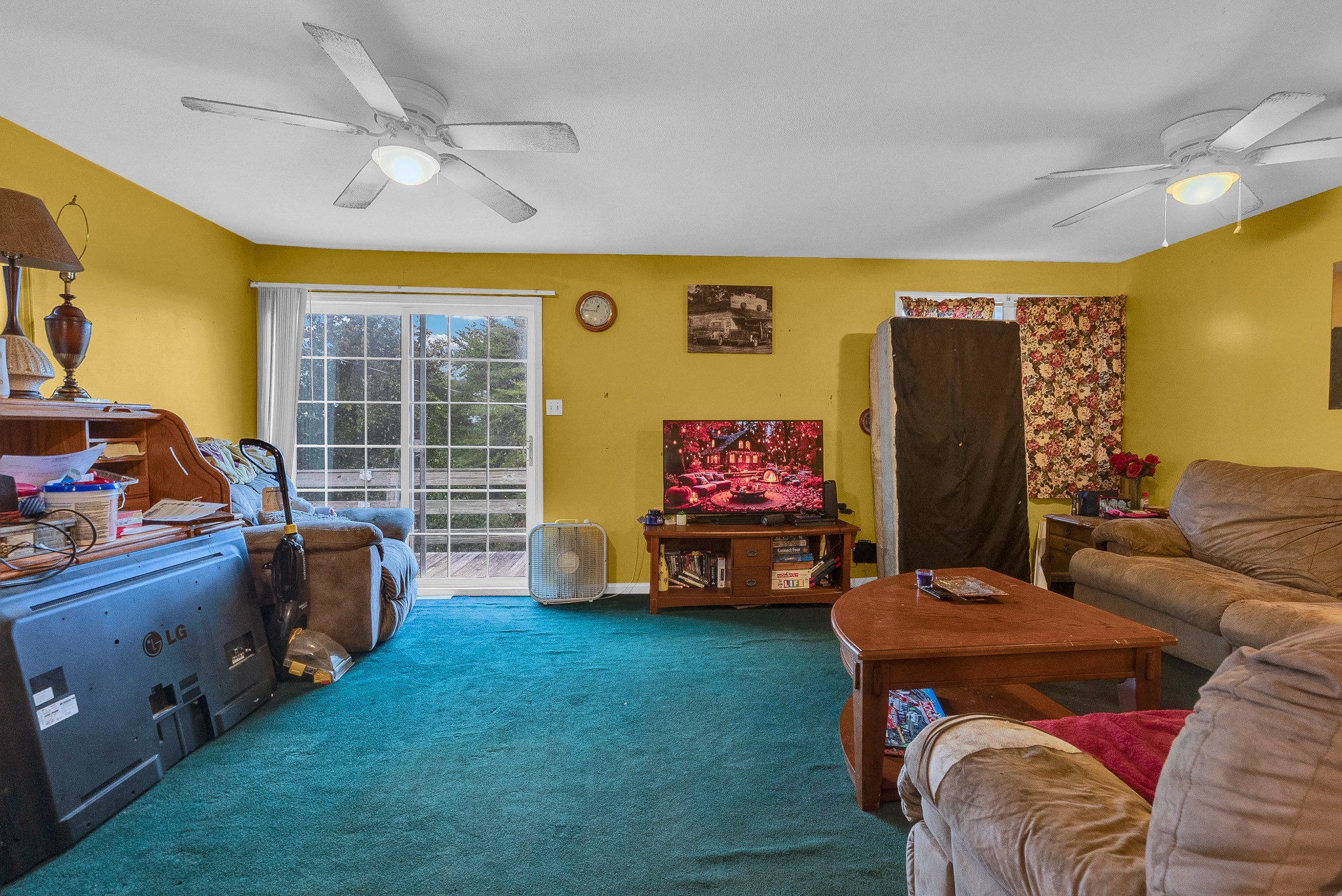 164 Glenn Lane Spring City, TN 37381 - Photo 15 of 33 a view of a livingroom with workspace and a window
