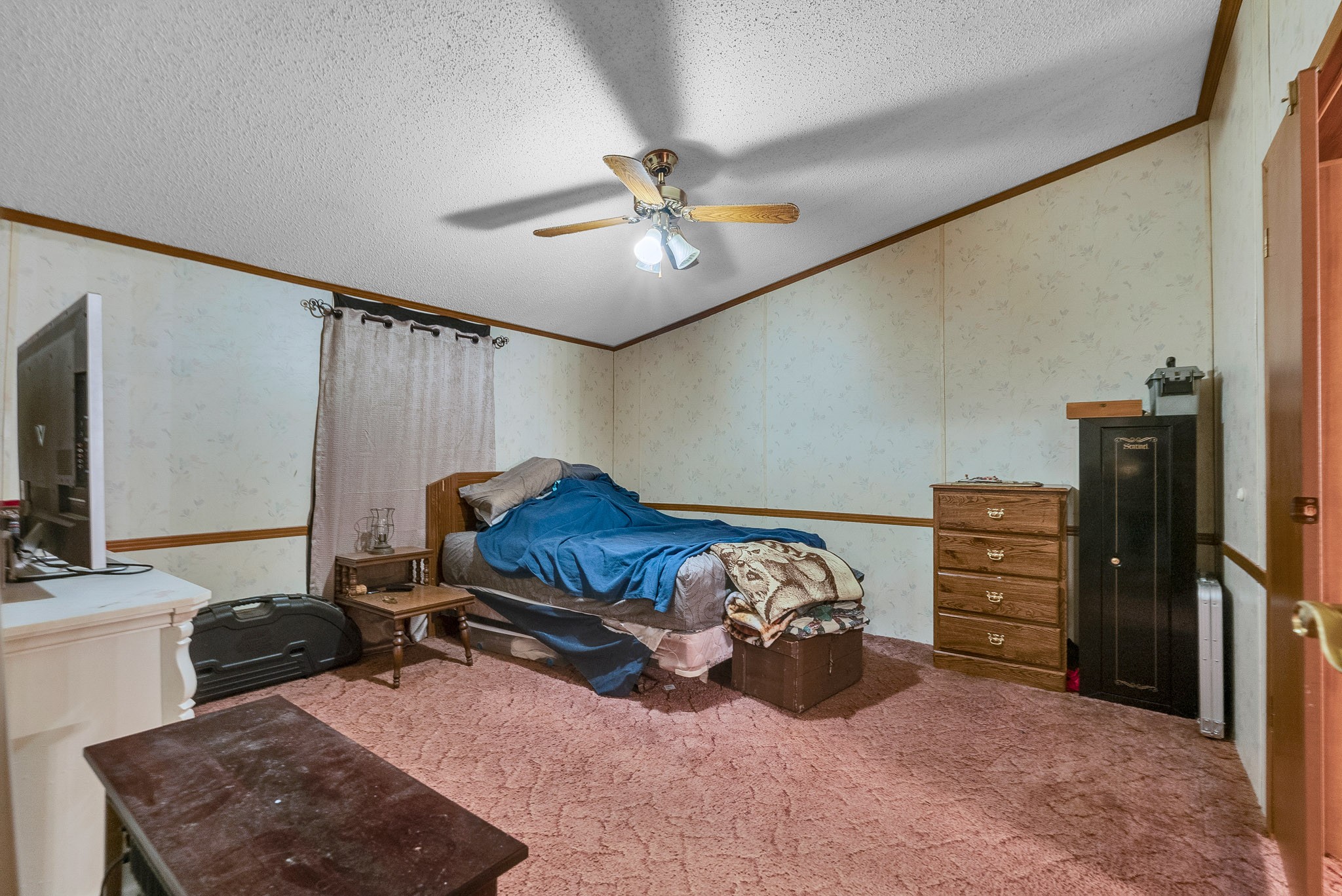 164 Glenn Lane Spring City, TN 37381 - Photo 24 of 33 a room with furniture and a flat screen tv