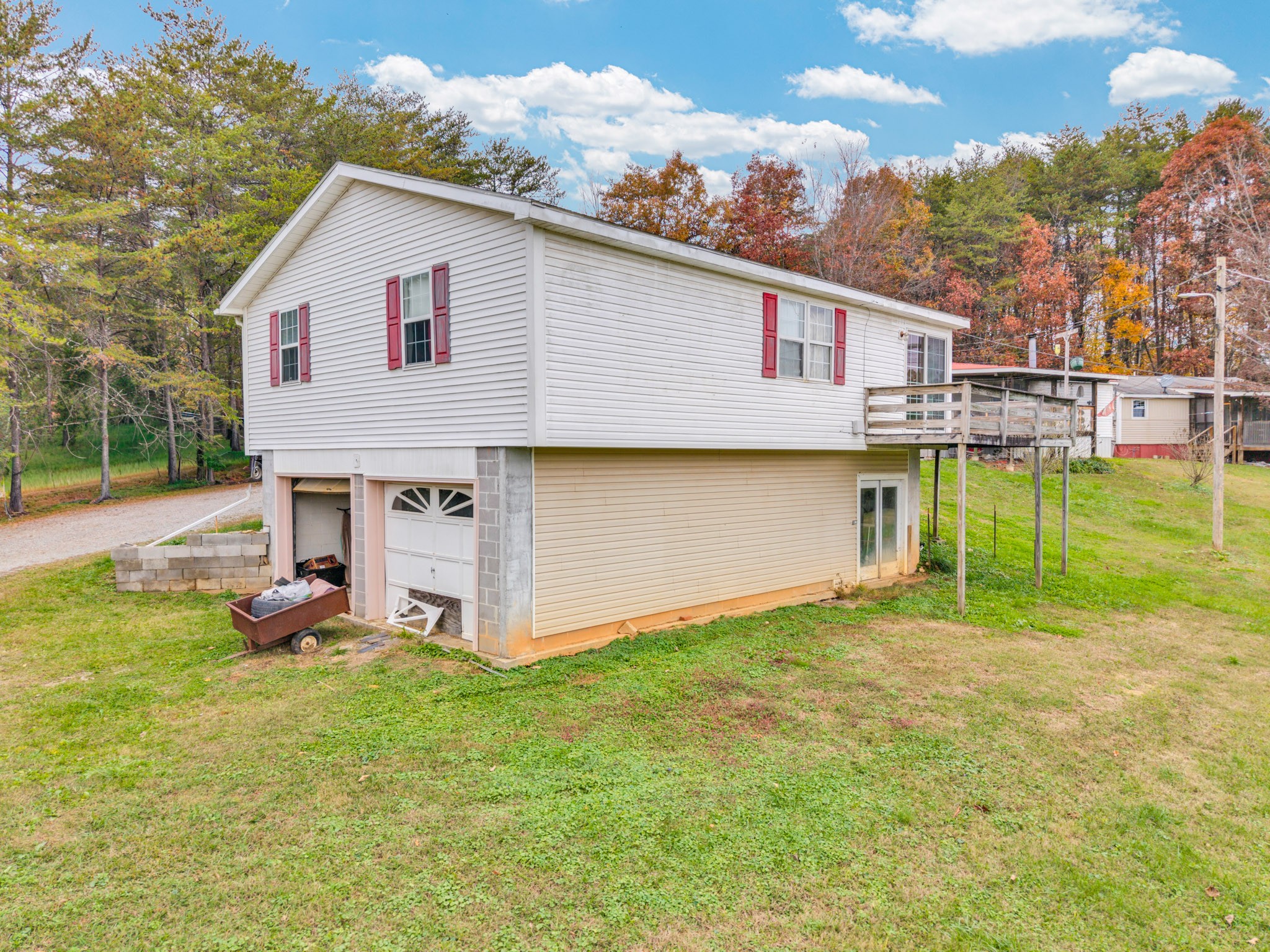 164 Glenn Lane Spring City, TN 37381 - Photo 8 of 33 a view of a backyard with a garden and plants