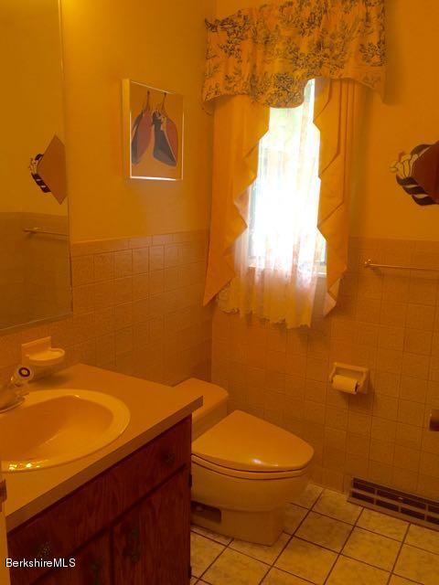 187 Old Stockbridge Road Lenox, MA 01240 - Photo 17 of 37 Powder Room