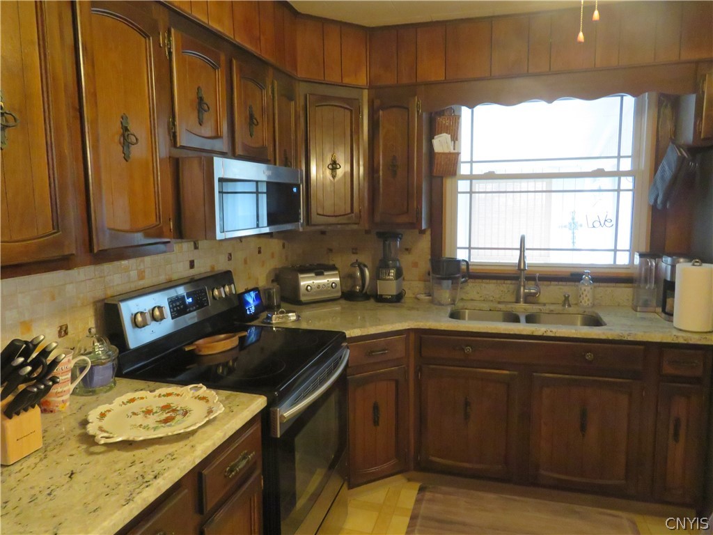 433 Van Dyke Road Utica, NY 13502 - Photo 12 of 20