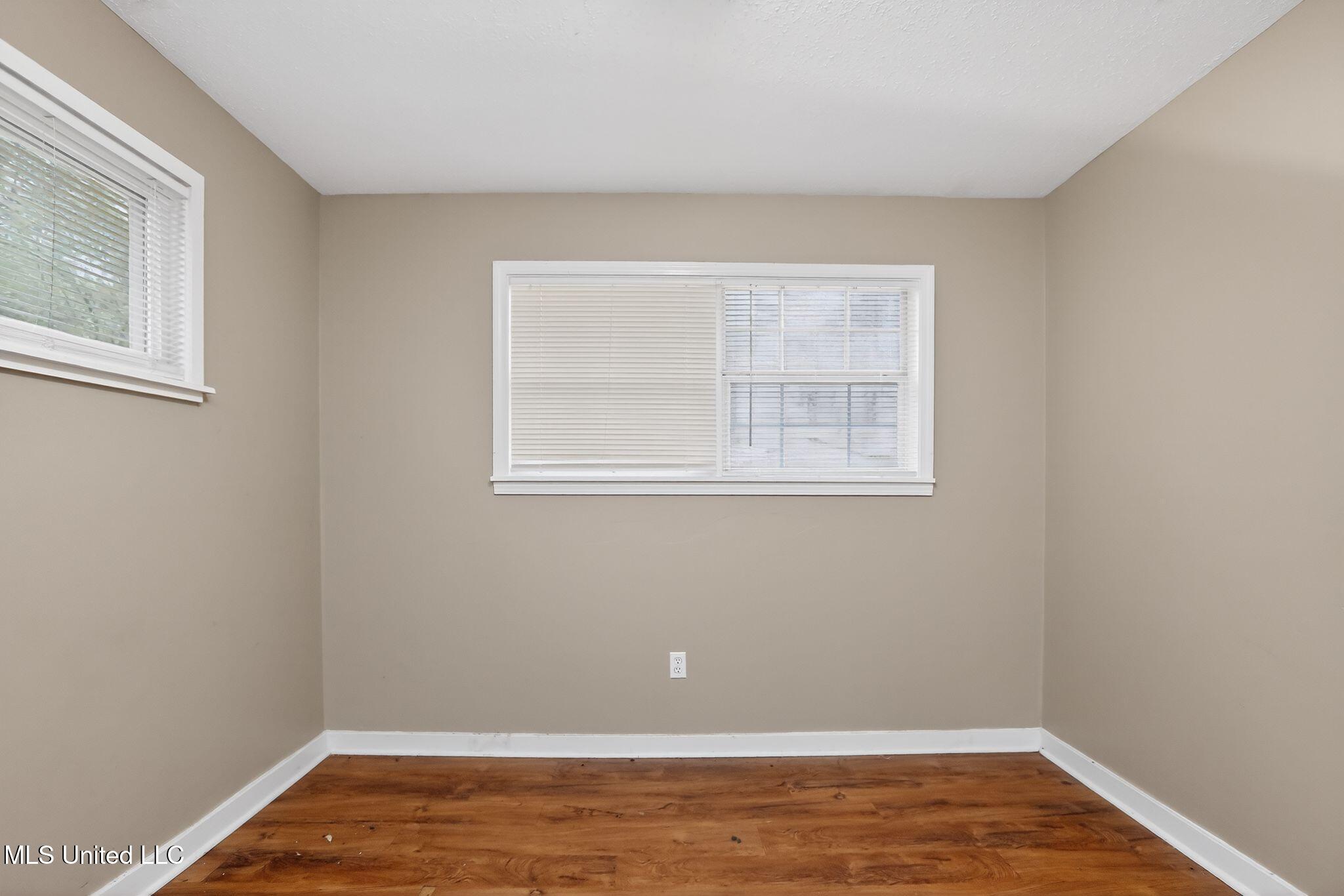 945 Valencia Street Jackson, MS 39204 - Photo 13 of 37 13_945_Valencia_St_Jackson_MS_39204-Livi