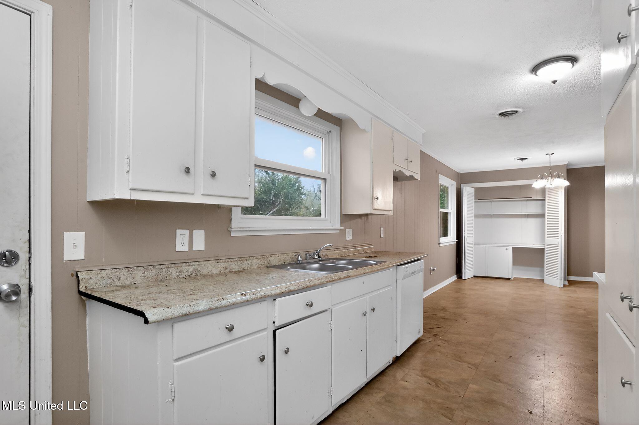 945 Valencia Street Jackson, MS 39204 - Photo 20 of 37 20_945_Valencia_St_Jackson_MS_39204-Kitc