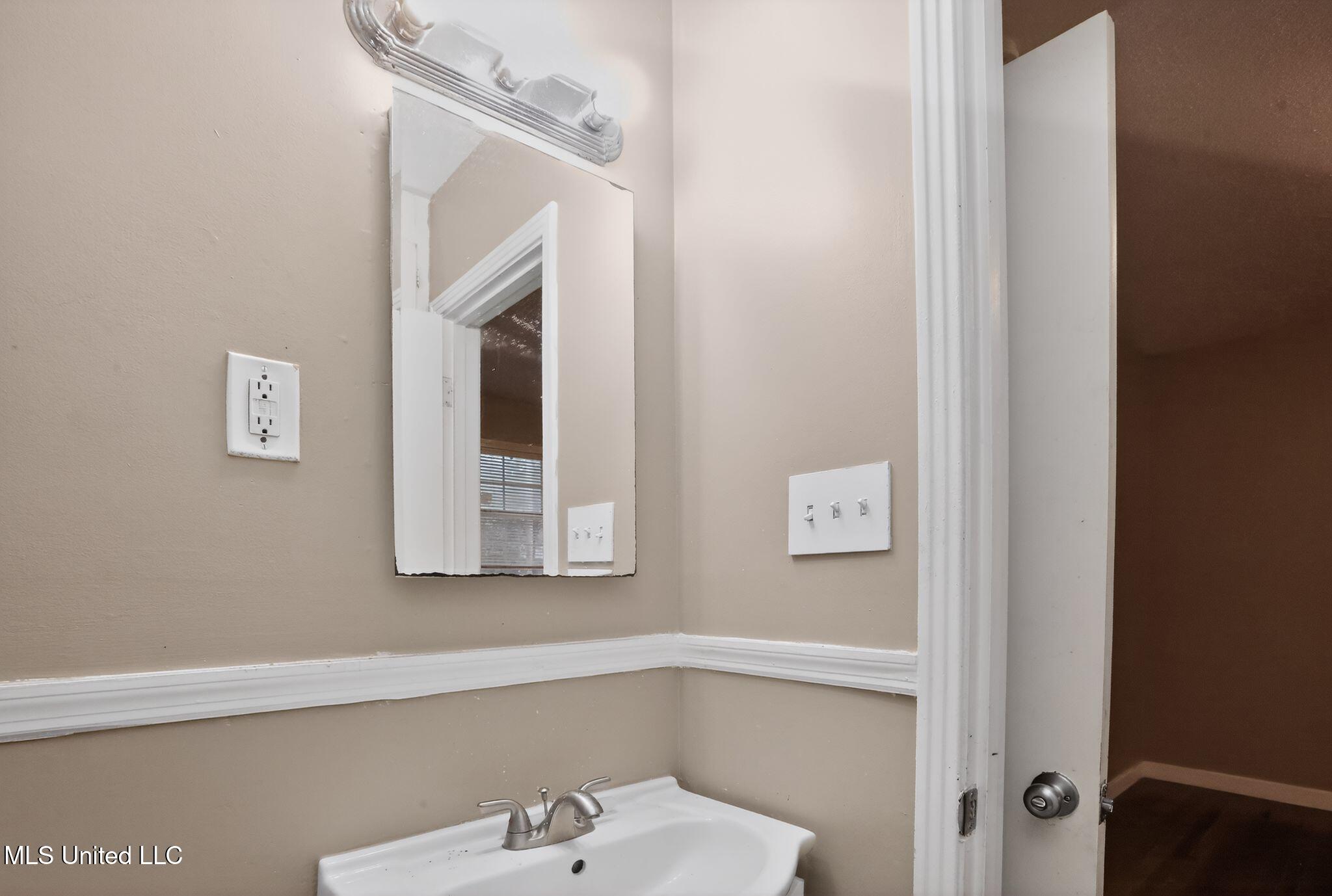 945 Valencia Street Jackson, MS 39204 - Photo 32 of 37 32_945_Valencia_St_Jackson_MS_39204-Bath